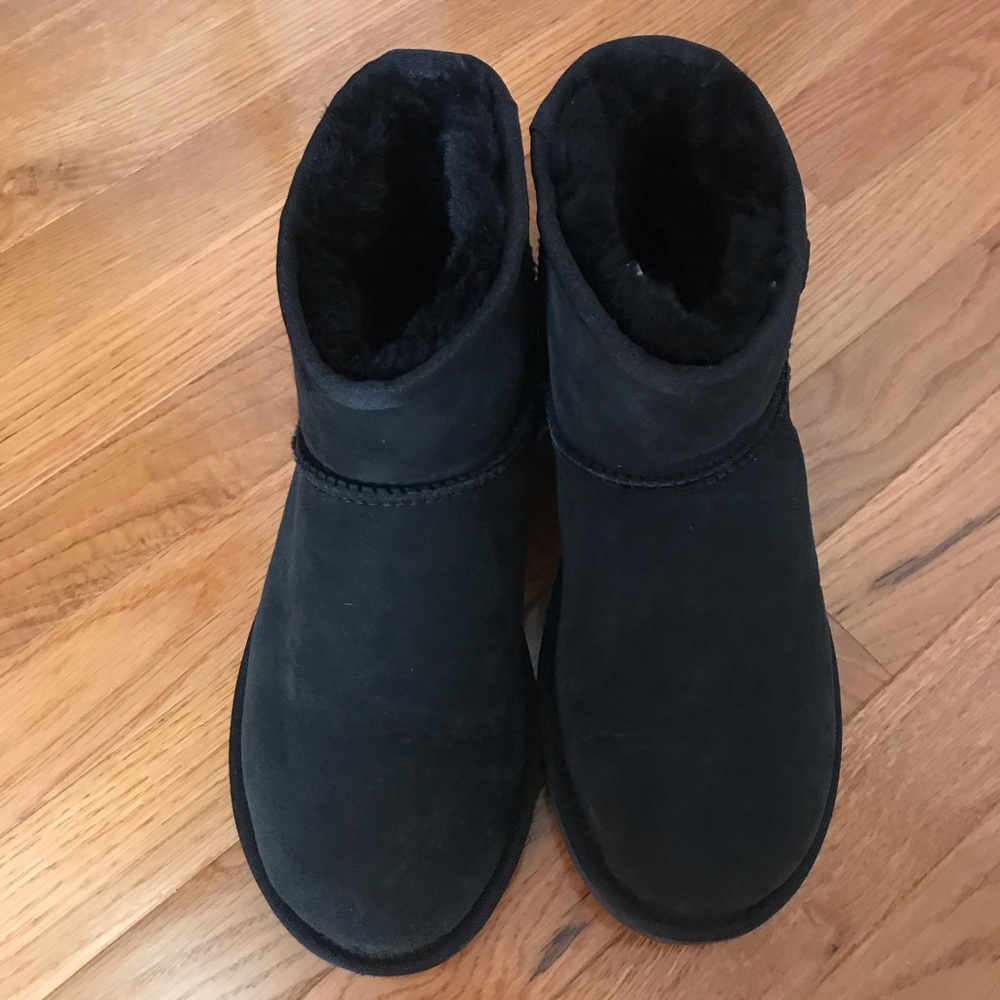 black mini uggs